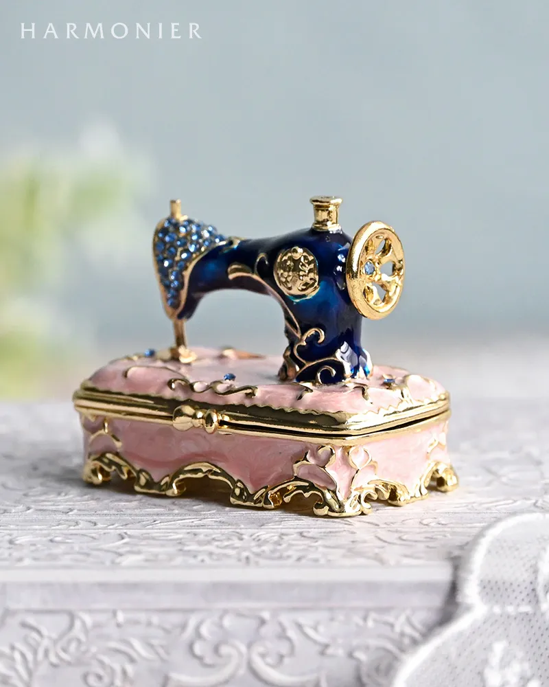 ハルモニア　クリスマス　陶器　ドレスクイーン　ジュエリーボックス　ボンボニエーレ ミニョンジュエリーボックス/ソーイングマシーン | 輸入雑貨の通販