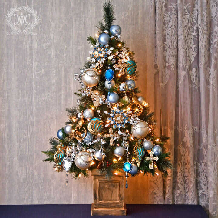 【オーナメントの選び方】人気のブルーを使ったクリスマスツリーの装飾