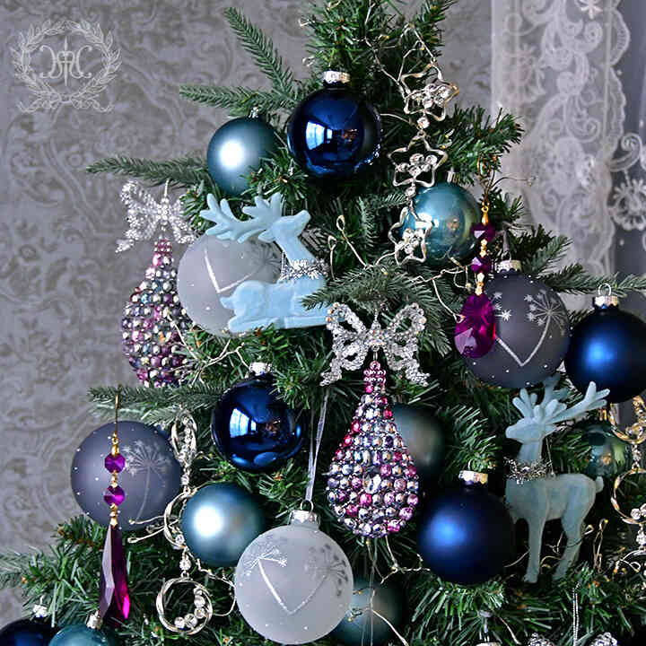 人気のブルーのオーナメントを使ったクリスマスツリーの装飾