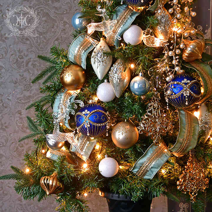 人気のブルーのオーナメントを使ったクリスマスツリーの装飾