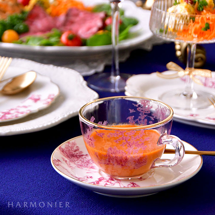 トワルドジュイ柄のガラスのティーカップに色鮮やかなスープが映えます